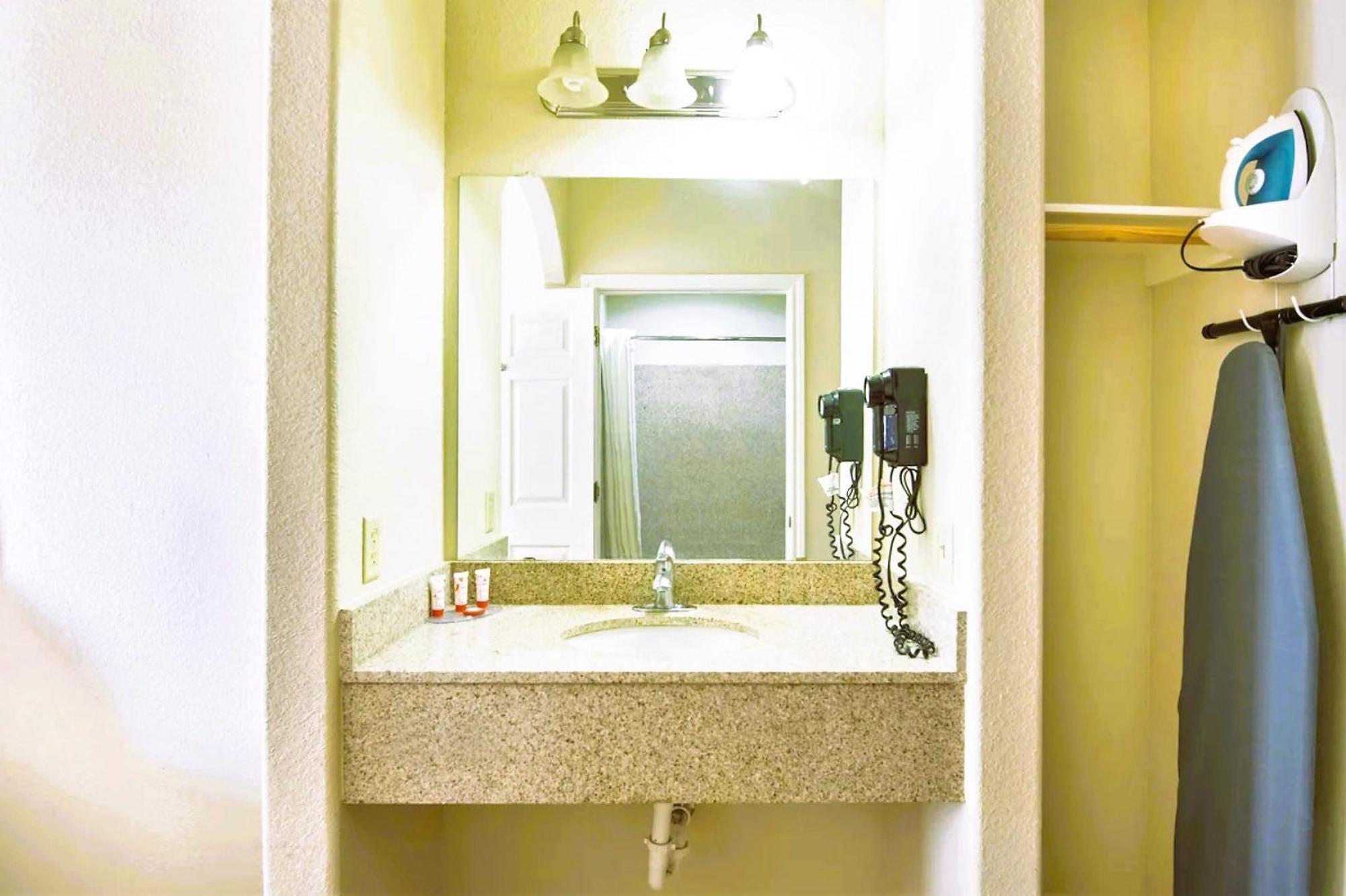 Oyo Townhouse Clute Lake Jackson المظهر الخارجي الصورة