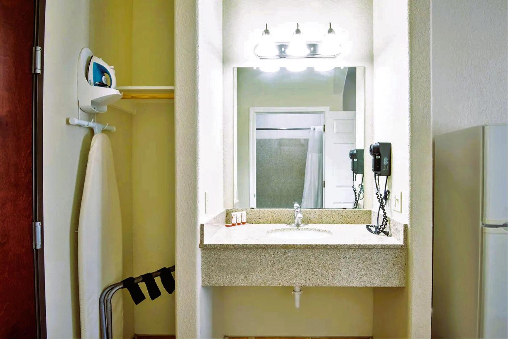 Oyo Townhouse Clute Lake Jackson المظهر الخارجي الصورة